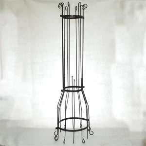 Fém kaloda, fák köré, alut széles, felül keskeny